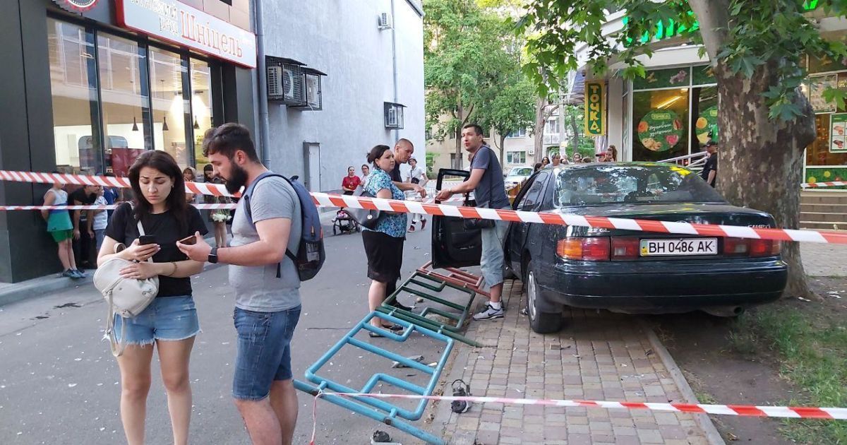 В одесі авто протаранило огорожу і заїхало на дитячий майданчик: водій - у тяжкому стані.