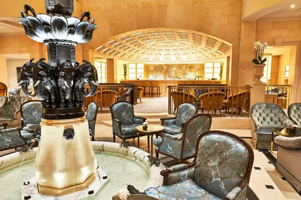 Лобі Hotel Adlon Kempinski з фонтаном зі слоном / © tripadvisor