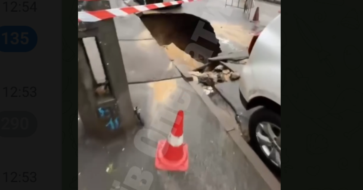 Провал в асфальті на вулиці Патріарха Мстислава Скрипника
