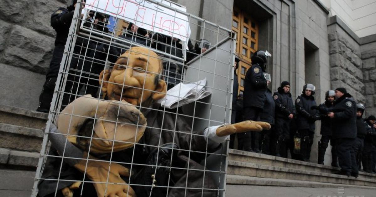 Громадські активісти пікетують першу сесію міськради нового скликання, у Харкові, Сесію пікетували близько 150 громадських активістів. Вони виставили перед входом до міськради ляльки, які зовні схожі на харківського міського голову Геннадія Кернеса та народного депутата від "Опозиційного блоку" Михайла Добкіна. / © УНІАН