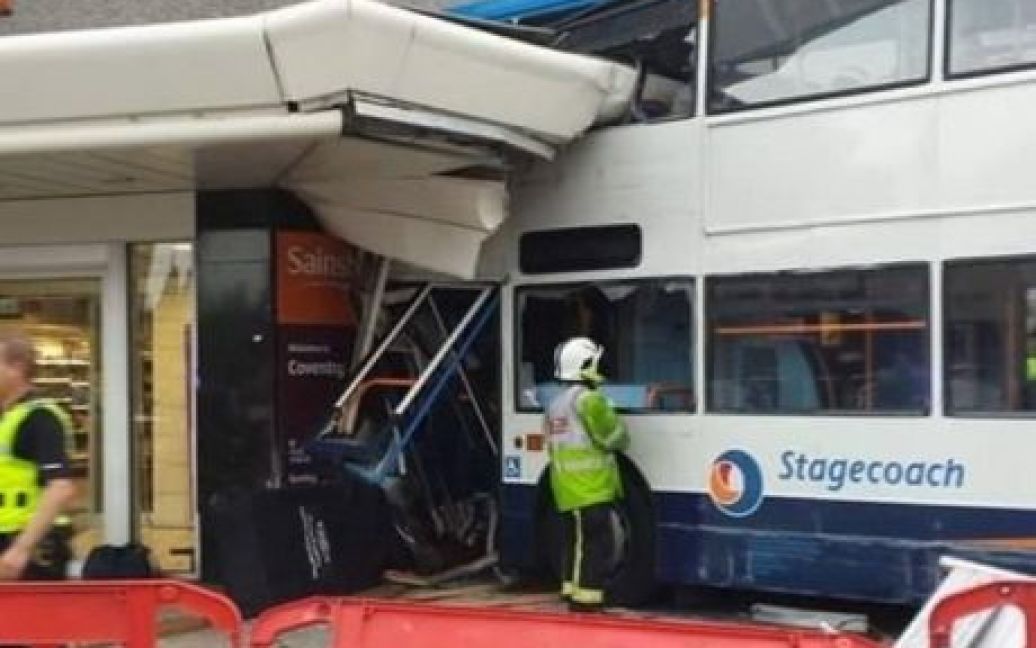 Автобус врезался в супермаркет / © Сoventry Telegraph