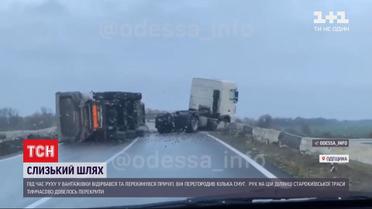 Неподалеку Одессы прицеп грузовика оторвался на ходу, перевернулся и заблокировал проезд