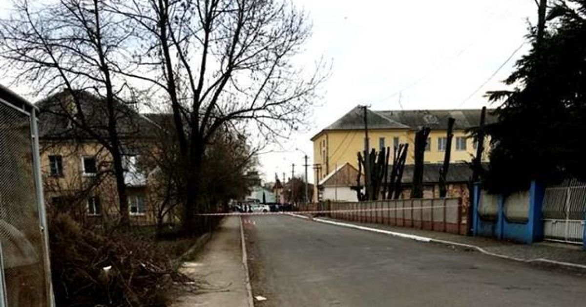 В Мукачево умер мужчина, в которого стреляли возле школы