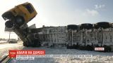 Догори колесами: на Київщині перекинулася вантажівка з дошками