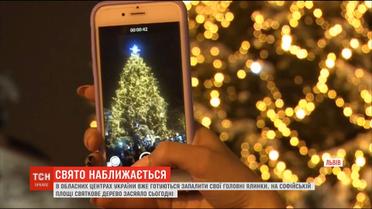 В Україні масово запалюють вогні новорічних ялинок