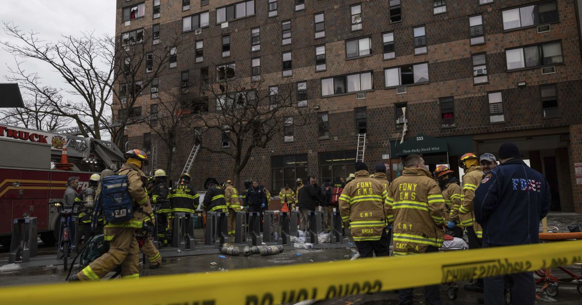 Масштабный пожар произошел в многоэтажке Нью-Йорка: погиб один человек