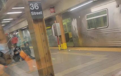 У метро Нью Йорка сталася стрілянина: є загиблі та поранені (фото, відео)