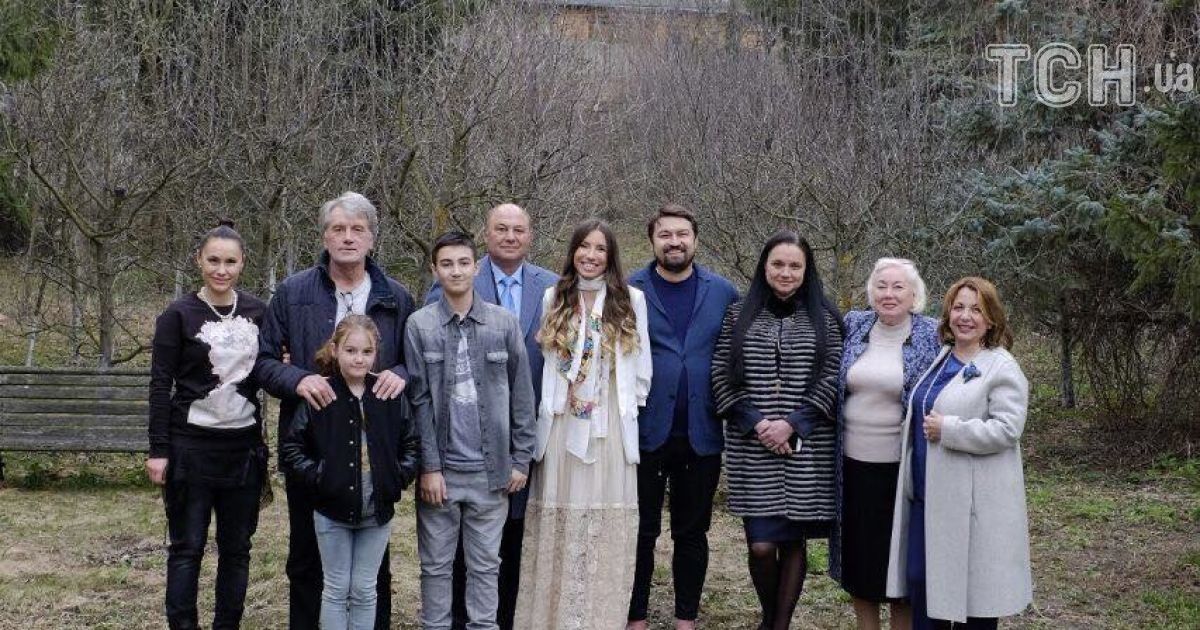Справа налево: Екатерина Ющенко, мама Елены, сестра именинницы, Андрей Ющенко, Елена, муж сестры юбилярши, Виктор Ющенко со старшей дочкой и внуками / © ТСН.ua