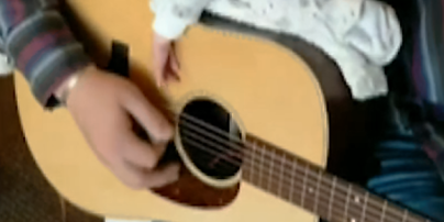 Кантрі-співак приспав двотижневого малюка на гітарі, граючи на ній колискову