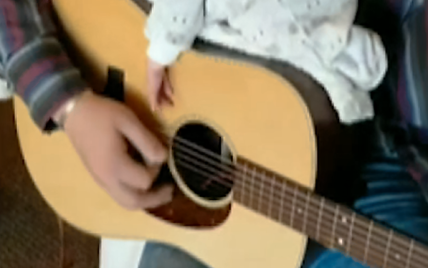 Кантри-певец усыпил двухнедельного малыша на гитаре, играя на ней колыбельную