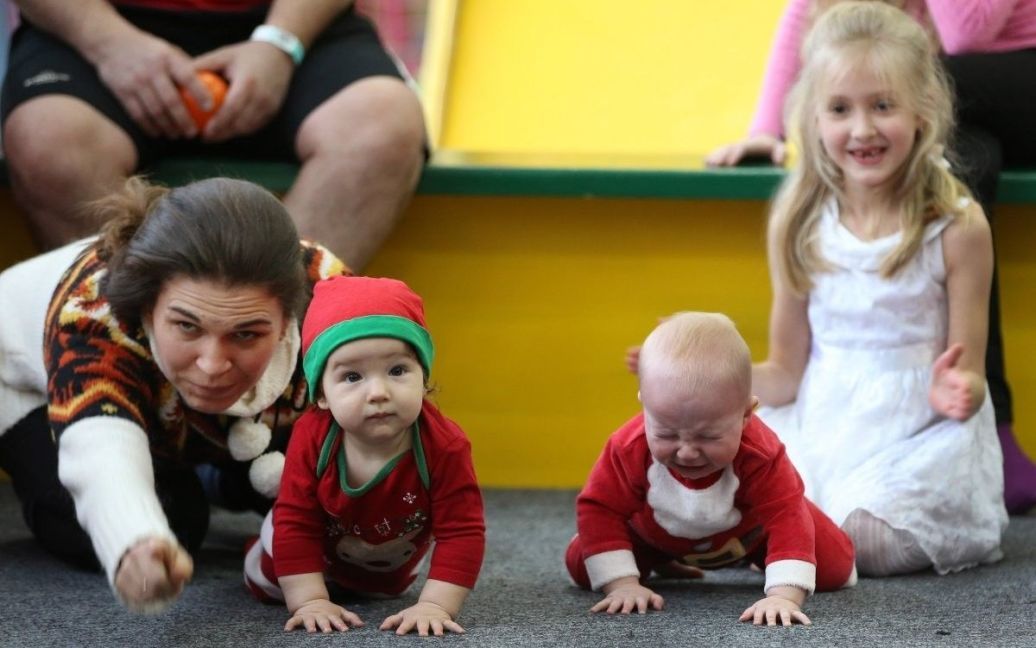 Діти в костюмах Санта-Клаусів під час змагань у Львові. У змаганнях брали участь малюки в віці від 4, 5 місяців до 1 року. / © УНІАН