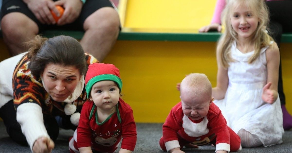 Діти в костюмах Санта-Клаусів під час змагань у Львові. У змаганнях брали участь малюки в віці від 4, 5 місяців до 1 року. / © УНІАН