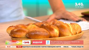 Готуємо смачні пиріжки: солодкі - з вишнями, солоні - із сиром та зеленню