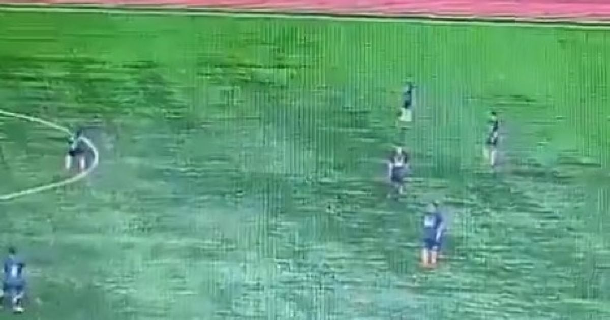 Молния ударила в футболиста во время матча