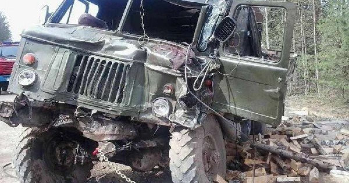 Вантажівка впала у провалля