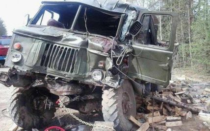 На Закарпатті вантажівка із 35-ма людьми впала у провалля: є загиблий та постраждалі
