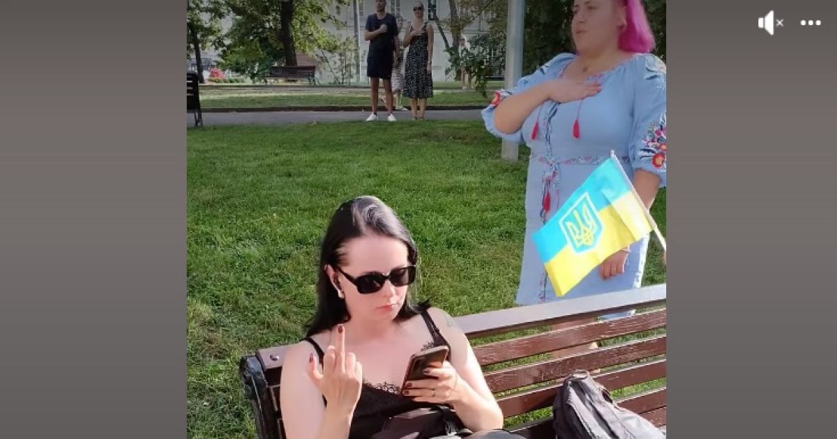 Чиновниця у Львові вульгарно повелася під час виконання державного гімну