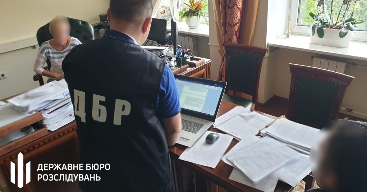 Правоохранители одновременно проводят обыски в двух аэропортах и на запорожской таможне