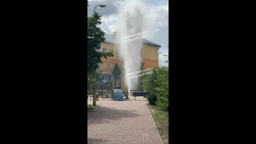В Киеве на Осокорках «забил» гигантский фонтан