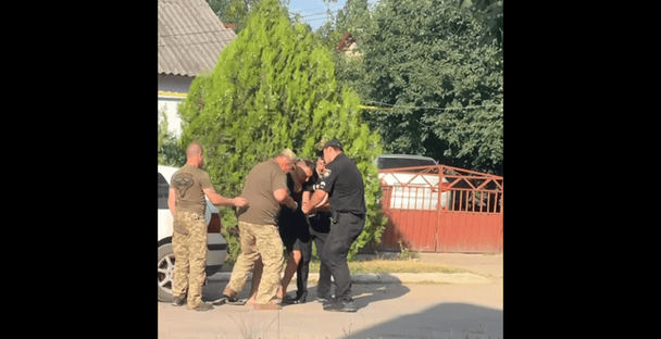 На улице поселка полиция и ТЦК силой задержали водителя: что известно об инциденте (видео)