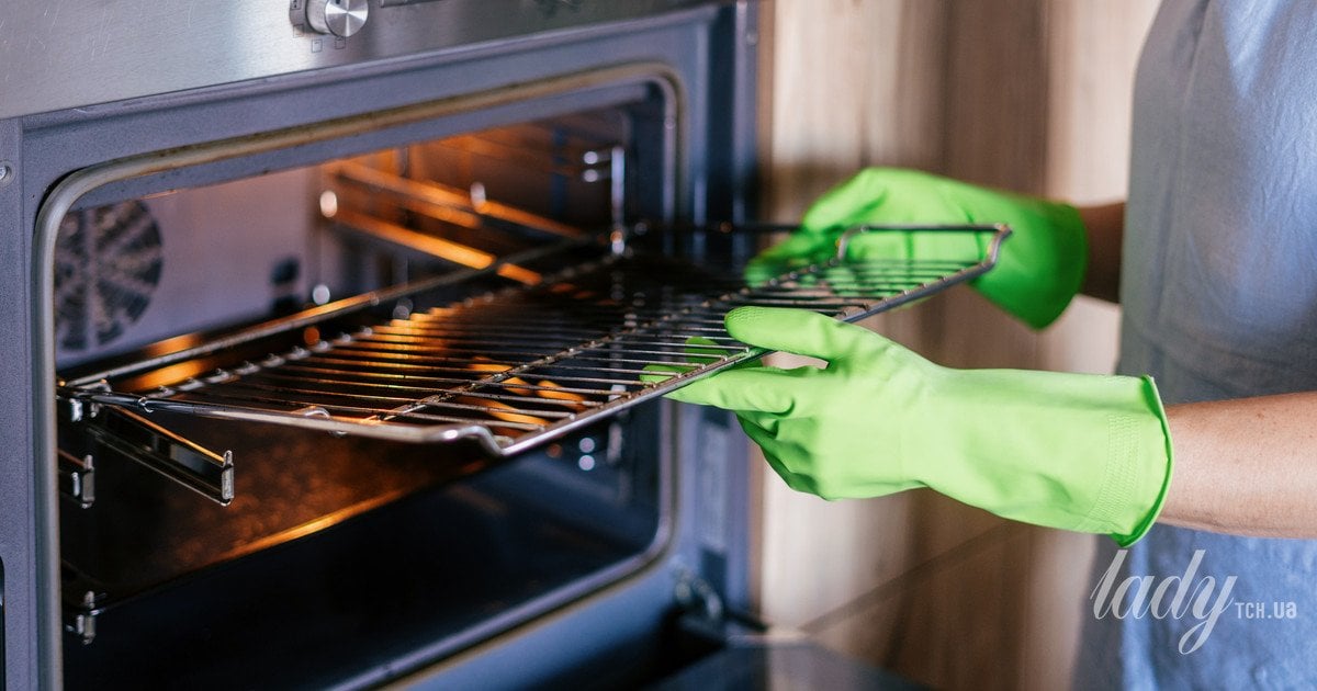 Як легко та швидко позбутися пригорілого жиру на решітках із духовки