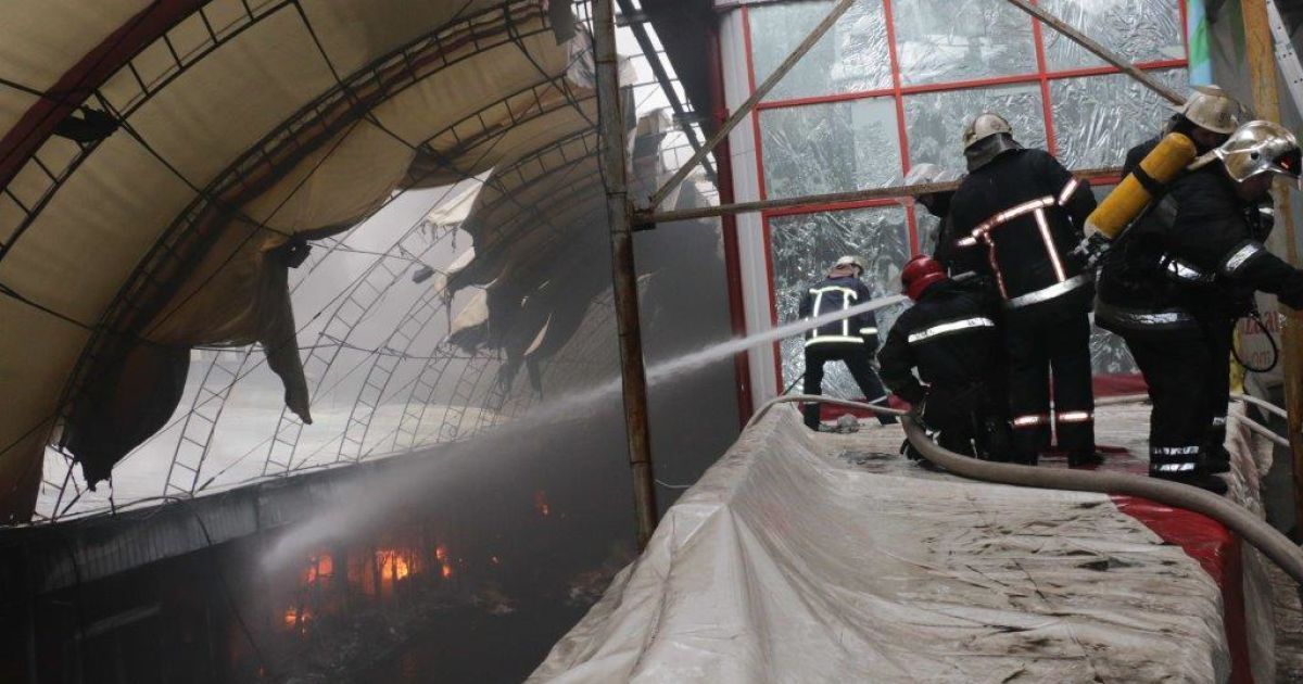 Рынок "Барабашово" в Харькове горел в течение двух часов / © ГСЧС