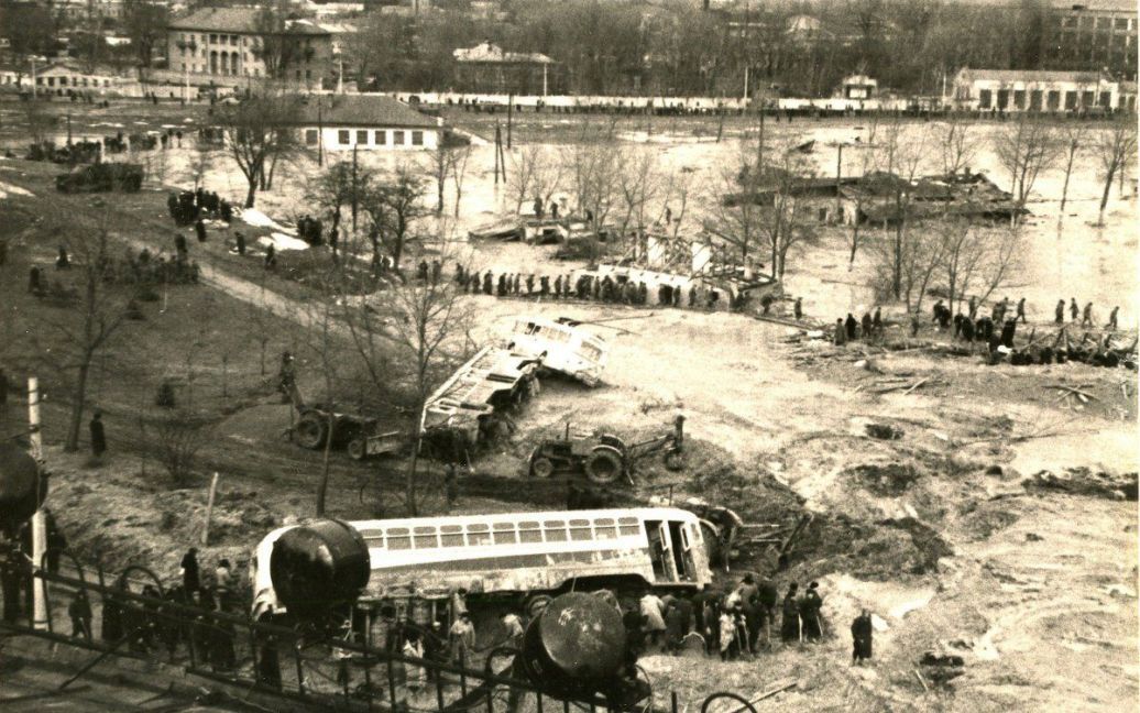 Фотография, на которой показано трамвайное депо им. Красина, покрытая грязью, после катастрофы / © УНИАН