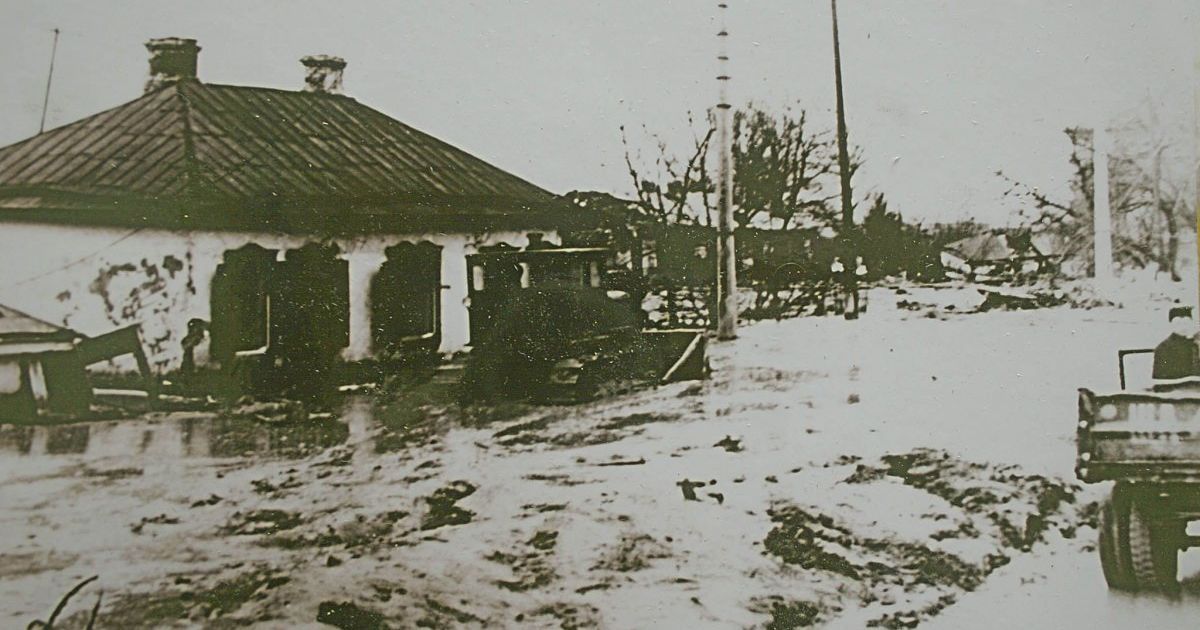 Любительская фотография на которой показана улица, накрытая грязью, после катастрофы / © УНИАН