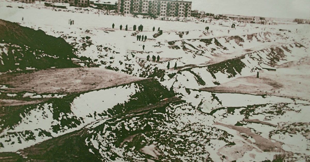 Любительская фотография на которой показана улица, накрытая грязью, после катастрофы / © УНИАН
