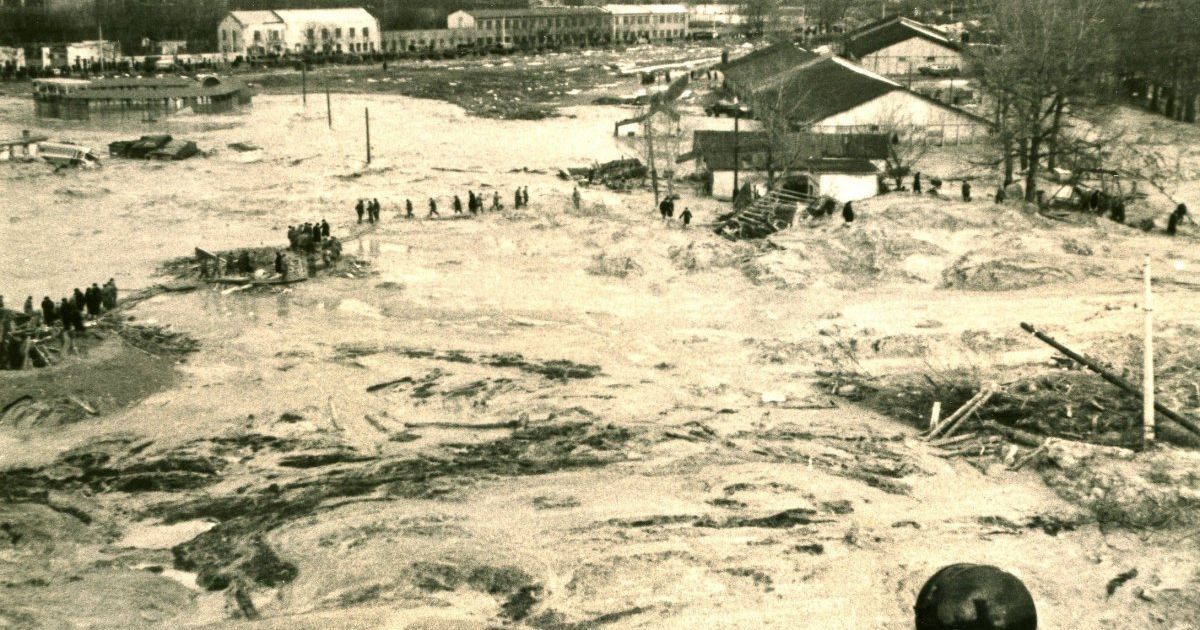 Фотография, на которой показано трамвайное депо им. Красина, покрытая грязью, после катастрофы / © УНИАН