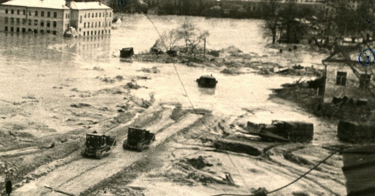 Фотография, на которой показано трамвайное депо им. Красина, покрытая грязью, после катастрофы / © УНИАН