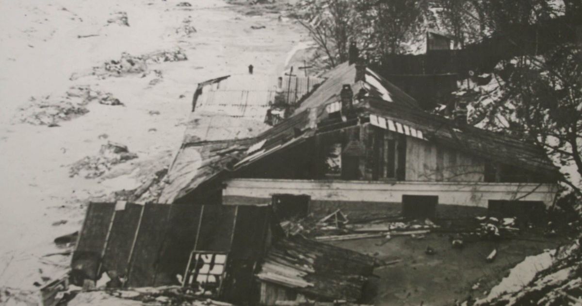 Любительская фотография на которой показана улица, накрытая грязью, после катастрофы / © УНИАН