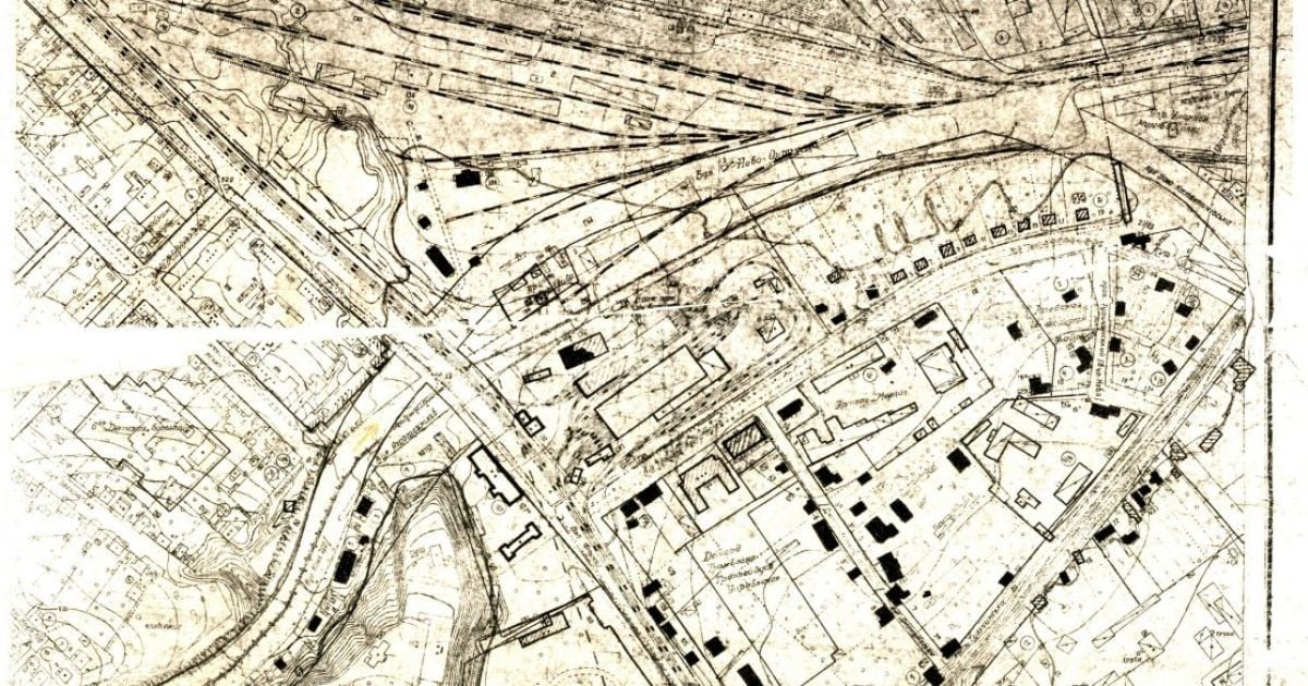 Фотография карты, на которой черными точками закрашены полностью разрушенные дома, после катастрофы / © УНИАН