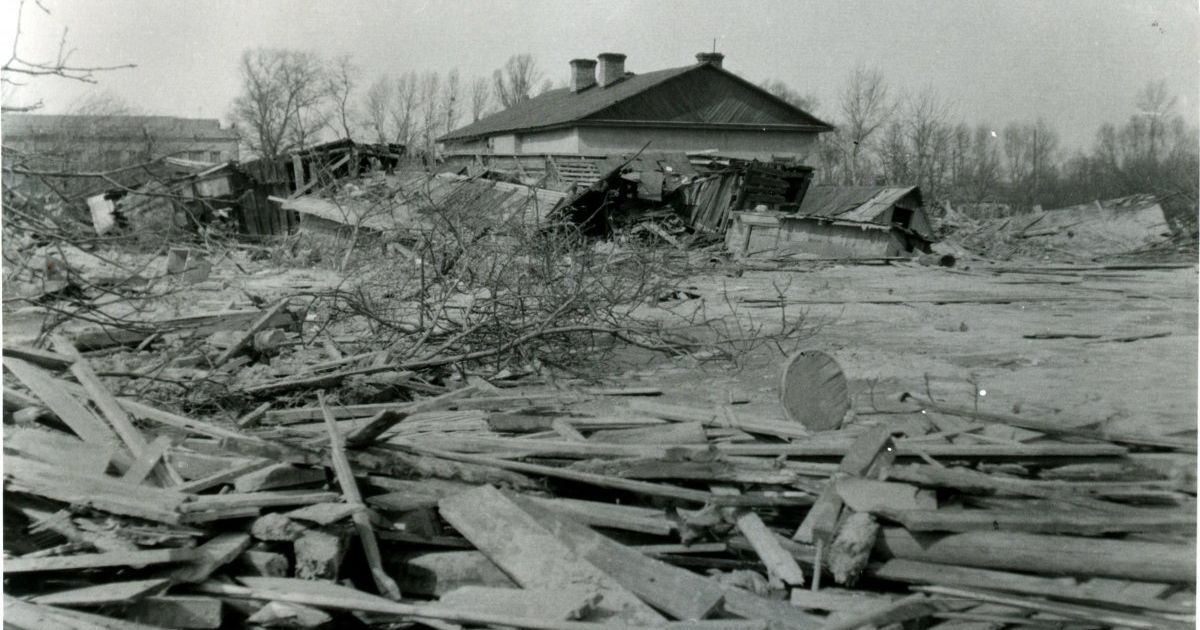 Фотография, изъятая у одного из жителей Киева сотрудниками КГБ, на которой показана улица, покрытая грязью, после катастрофы / © УНИАН