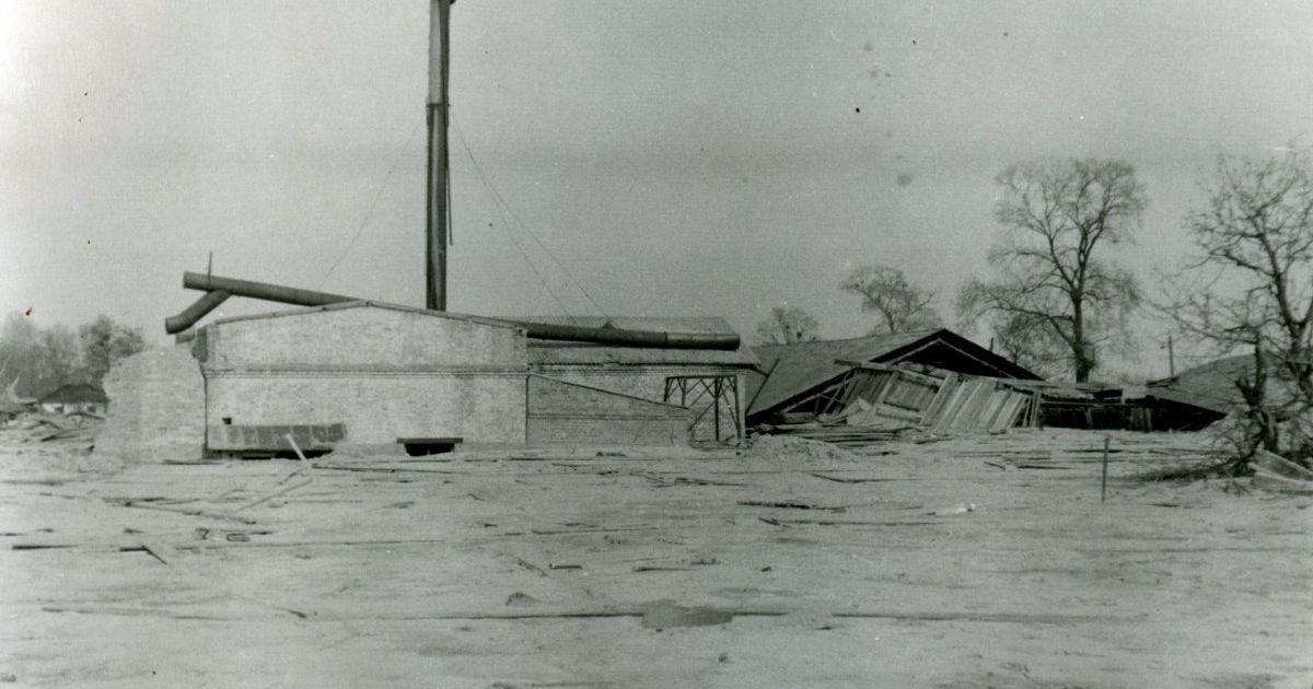Фотография, изъятая у одного из жителей Киева сотрудниками КГБ, на которой показана улица, покрытая грязью, после катастрофы / © УНИАН