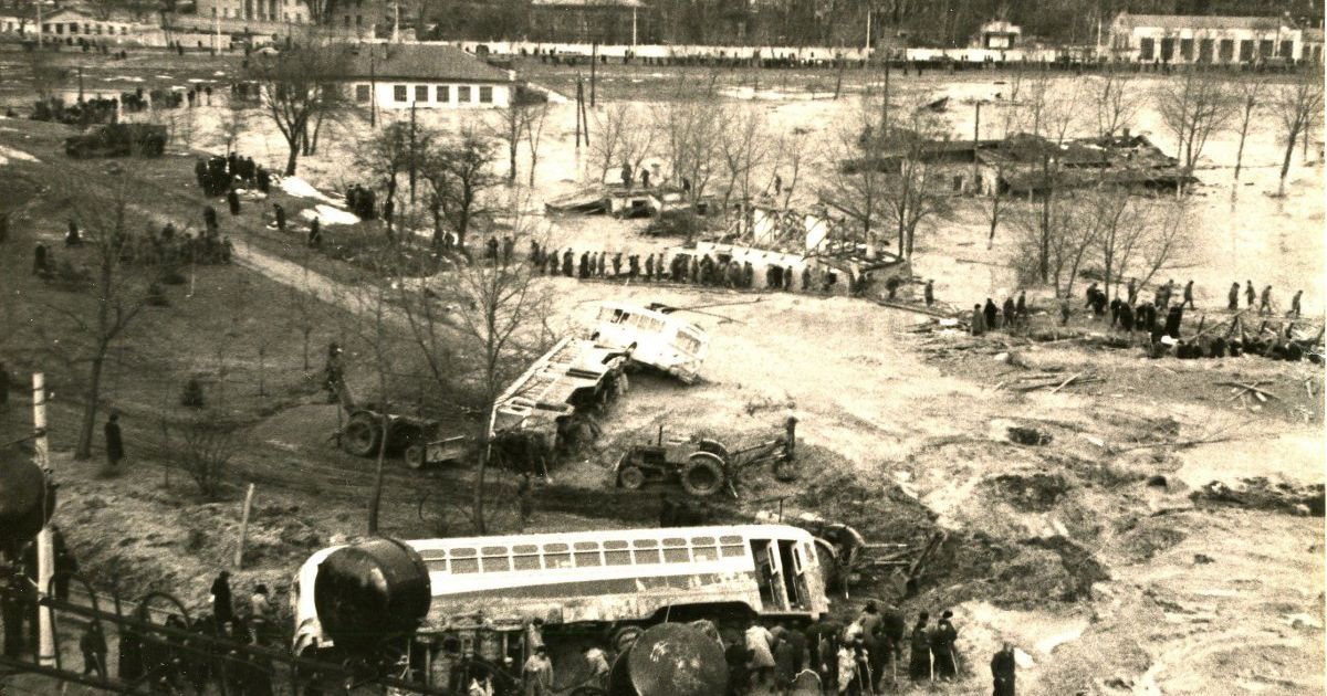 Фотография, на которой показано трамвайное депо им. Красина, покрытая грязью, после катастрофы / © УНИАН