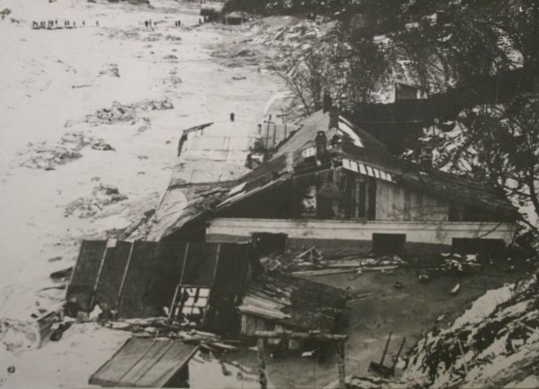 Любительская фотография на которой показана улица, накрытая грязью, после катастрофы / © УНИАН