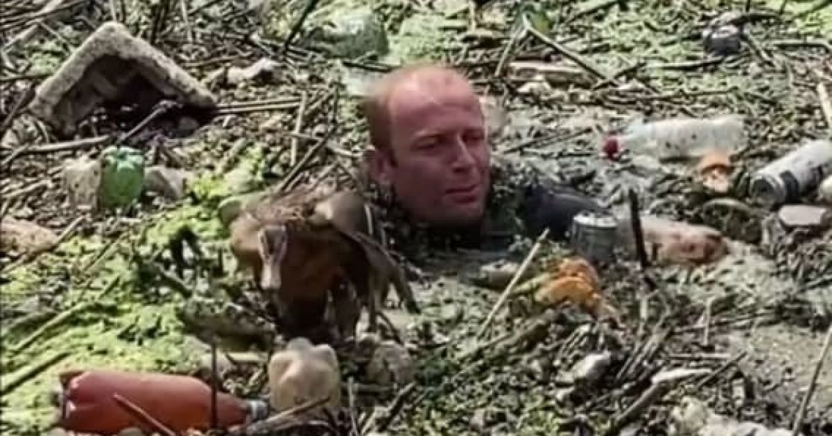 У Харкові чоловік врятував качку, яка заплуталась у водоймі зі сміттям, і став зіркою Мережі (відео)