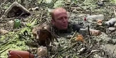 У Харкові чоловік врятував качку, яка заплуталась у водоймі зі сміттям, і став зіркою Мережі (відео)
