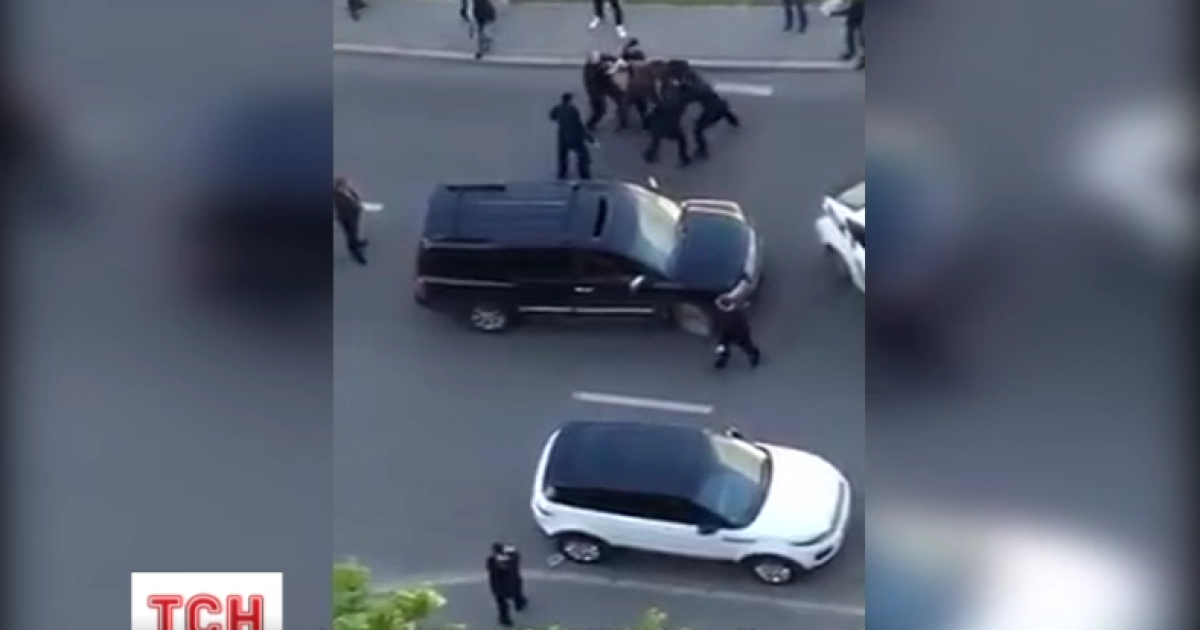 Водитель Infiniti, устроивший драку с полицейскими, угрожал им пистолетом