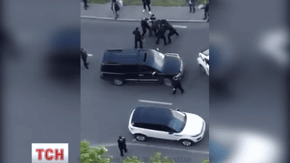 В Киеве нетрезвый водитель устроил драку с правоохранителями