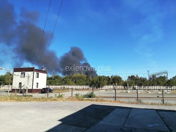 В російському Орську атаковано НПЗ. / © Exilenova+
