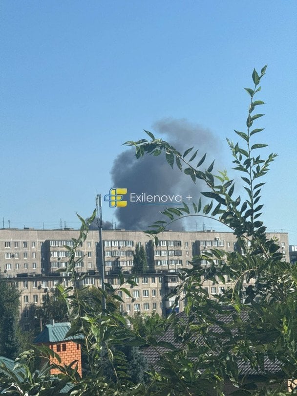 В російському Орську атаковано НПЗ. / © Exilenova+