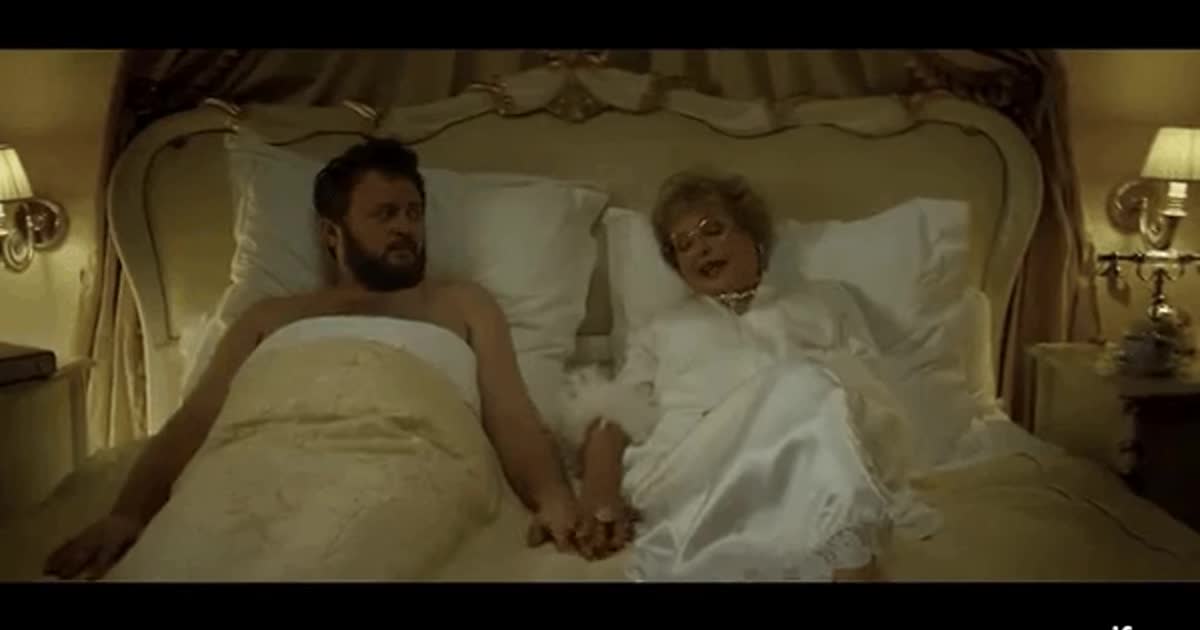 Оголений Дзідзьо полежав у ліжку з Адою Роговцевою у новій комедії