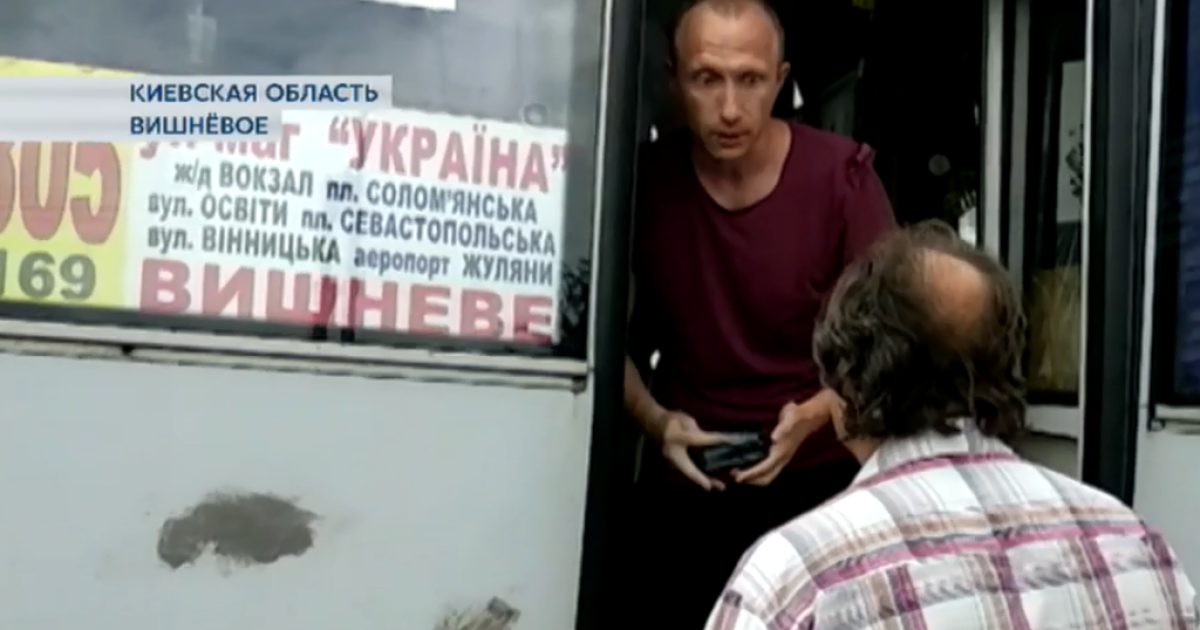 У Вишневому маршрутник побив поліцейського та погрожував "рішалами"