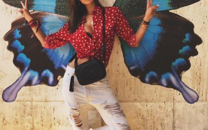 В блузке с глубоким декольте и рваных джинсах: Алессандра Амбросио отправилась на Coachella