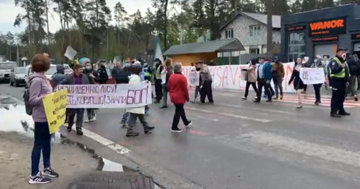 Під Києвом активісти перекрили Варшавську трасу: що відбувається (відео)