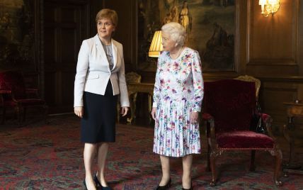 В плиссированном платье: неожиданный образ королевы Елизаветы II на встрече с министром Шотландии