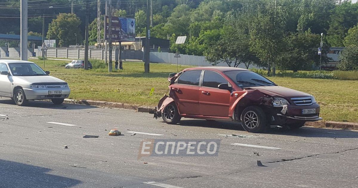 В результате масштабной аварии в Киеве чудом не пострадали дети, которые именно играли на улице