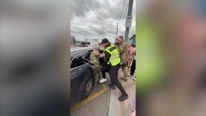 У Києві чоловіка в робочій формі заштовхали до авто ТЦК
